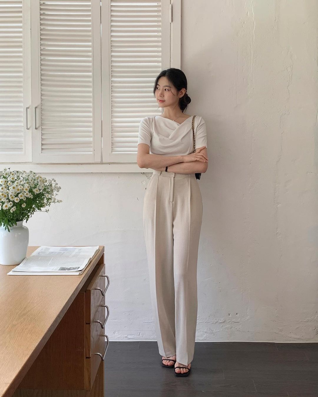 5 công thức diện quần âu trắng ưng mắt và trẻ trung trong mùa hè-2