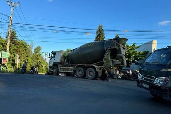 Va chạm xe bồn, mẹ và chị gái tử vong, bé trai may mắn sống sót