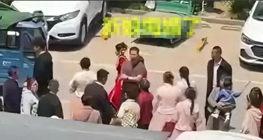 Nghe lời bạn thân đòi tiền xuống xe hoa, cô dâu biến đám cưới thành ngày buồn-1