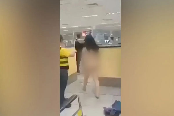 Không mặc đồ đi dạo trong làng giữa đêm, người đàn ông bị bắt-2