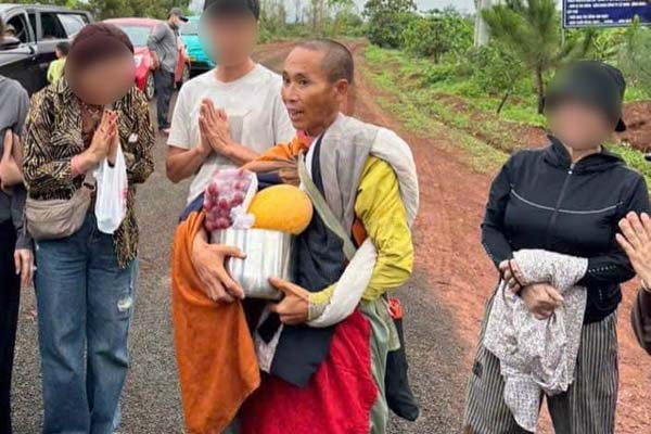 Cứu sống nam hành khách nhảy từ trên phà xuống sông tự tử-3