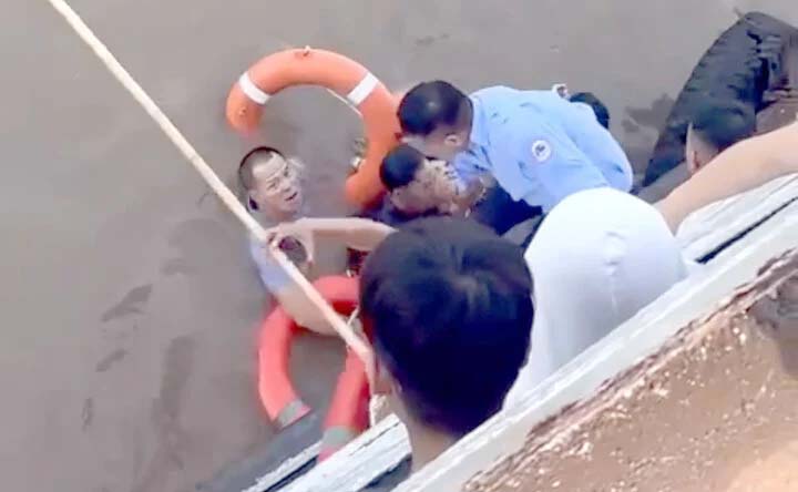 Cứu sống nam hành khách nhảy từ trên phà xuống sông tự tử-1