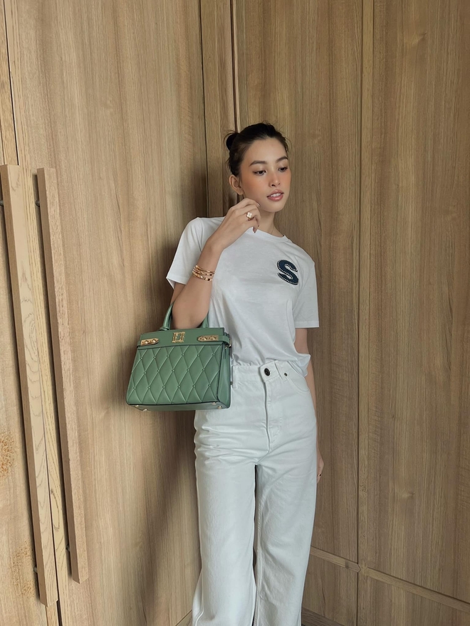 Hoa hậu Tiểu Vy tậu xe xịn sau khi mua nhà tiền tỷ tặng bố mẹ ở tuổi 23-9