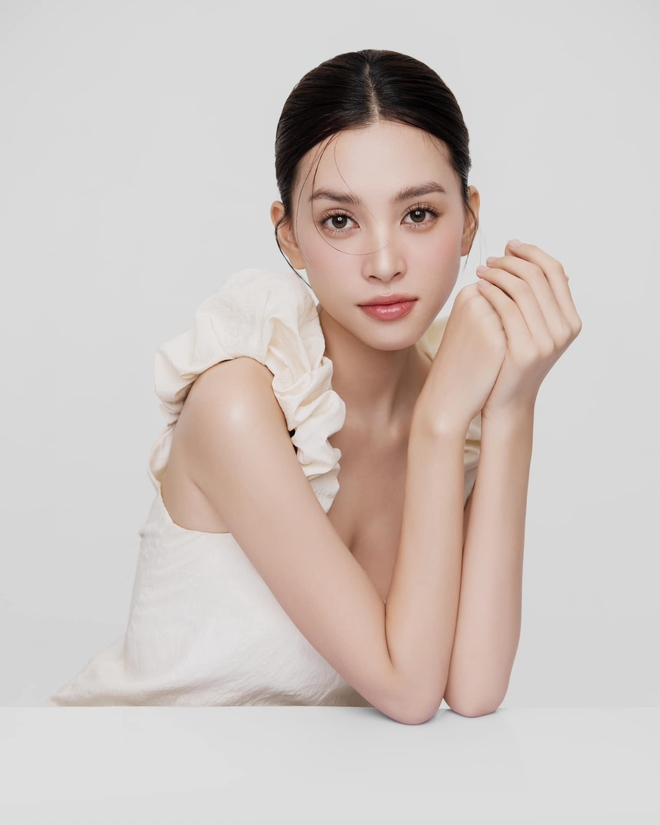 Hoa hậu Tiểu Vy tậu xe xịn sau khi mua nhà tiền tỷ tặng bố mẹ ở tuổi 23-4