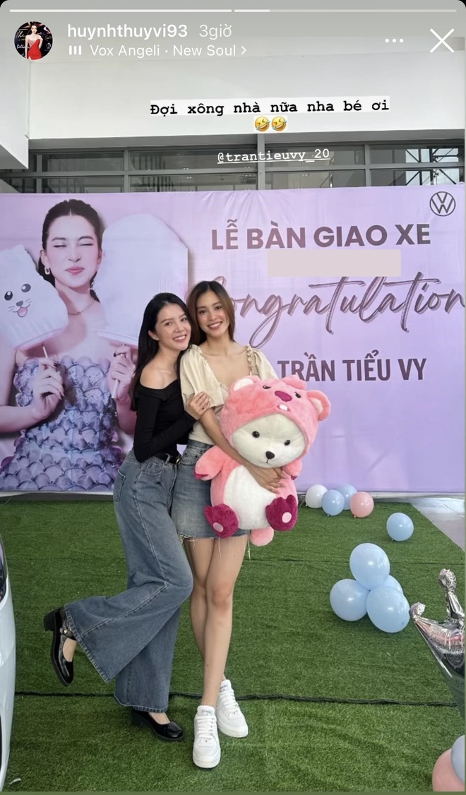 Hoa hậu Tiểu Vy tậu xe xịn sau khi mua nhà tiền tỷ tặng bố mẹ ở tuổi 23-1