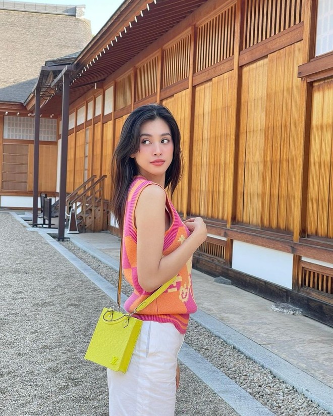 Hoa hậu Tiểu Vy tậu xe xịn sau khi mua nhà tiền tỷ tặng bố mẹ ở tuổi 23-11