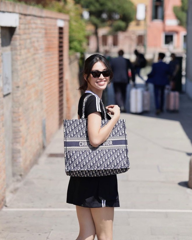 Hoa hậu Tiểu Vy tậu xe xịn sau khi mua nhà tiền tỷ tặng bố mẹ ở tuổi 23-10