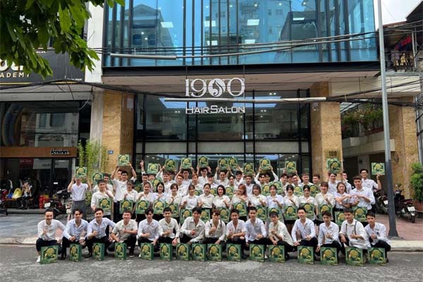 Mâu thuẫn với ‘đàn chị’, hai nữ sinh bị bắt quỳ gối và tát vào mặt-2