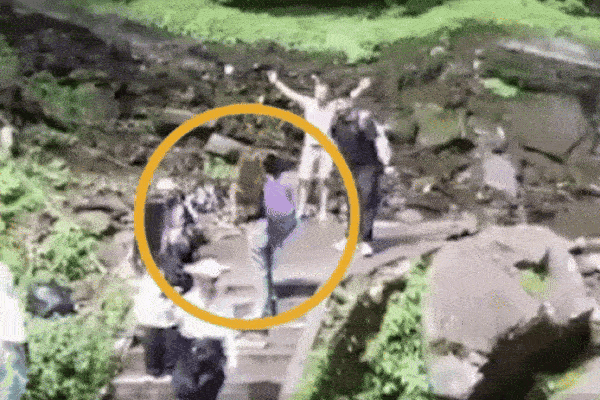 Clip: Đang đứng chụp ảnh, người phụ nữ bị đá rơi trúng đầu