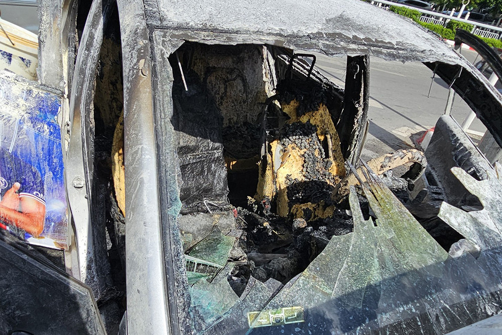 Taxi bốc cháy rực lửa trên đường ở Hà Nội-2