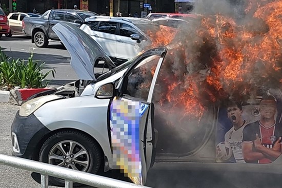 Taxi bốc cháy rực lửa trên đường ở Hà Nội