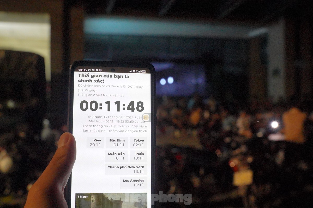 Ôm theo chăn chiếu, ngủ vỉa hè xuyên đêm giữ chỗ mua vàng-2