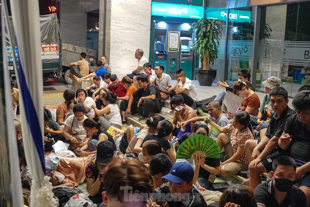 Ôm theo chăn chiếu, ngủ vỉa hè xuyên đêm giữ chỗ mua vàng-3