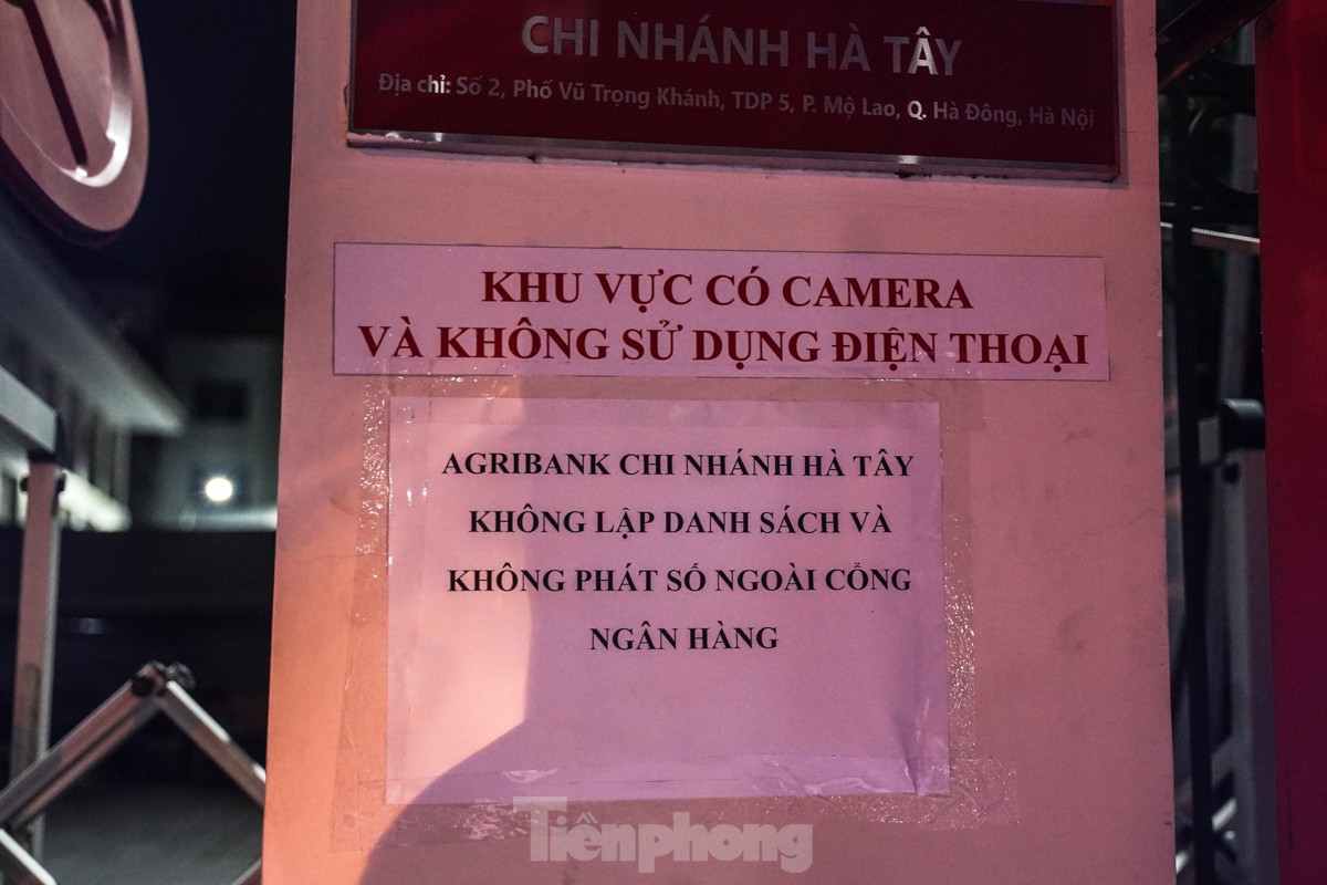 Ôm theo chăn chiếu, ngủ vỉa hè xuyên đêm giữ chỗ mua vàng-11