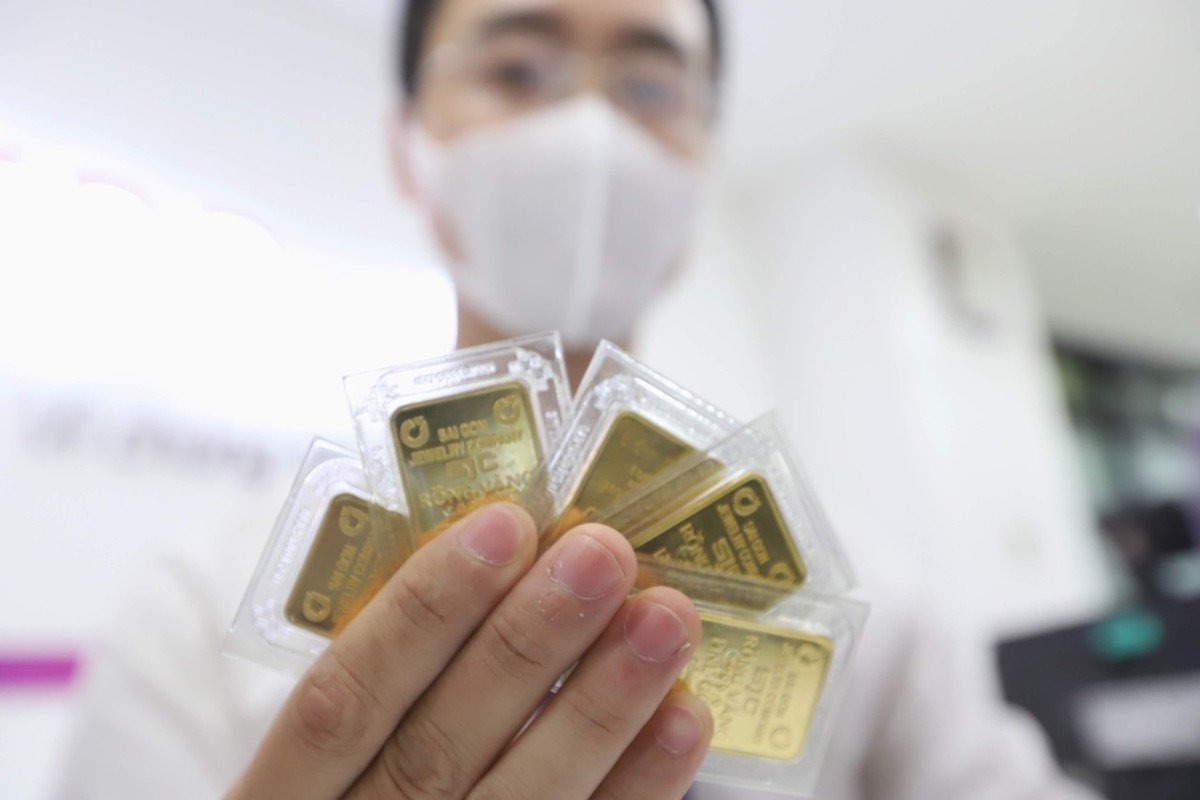 Ôm theo chăn chiếu, ngủ vỉa hè xuyên đêm giữ chỗ mua vàng-12