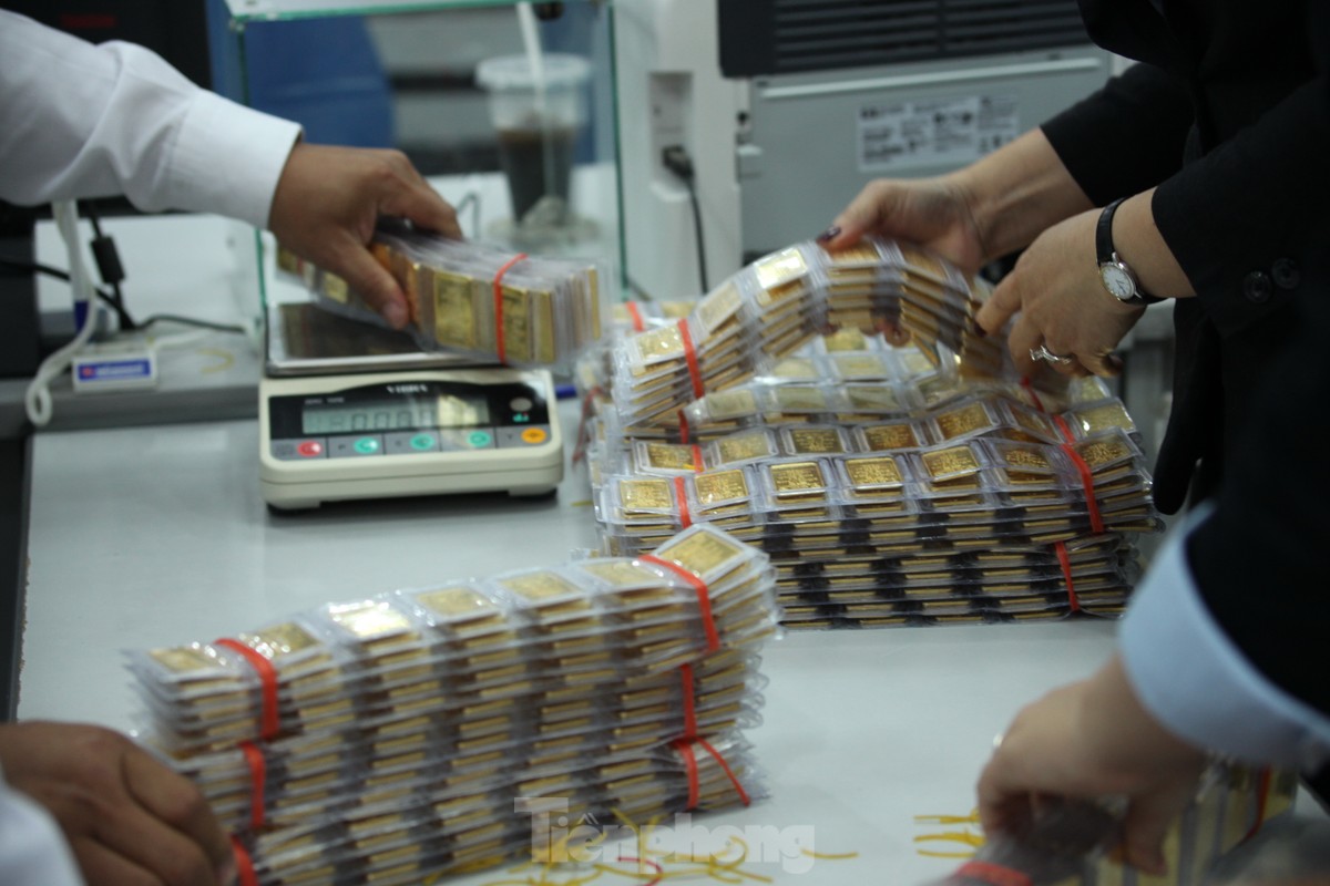 Ôm theo chăn chiếu, ngủ vỉa hè xuyên đêm giữ chỗ mua vàng-13