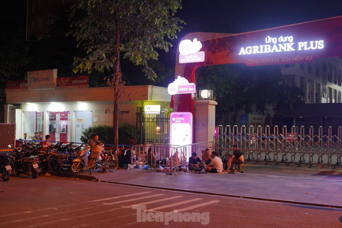 Ôm theo chăn chiếu, ngủ vỉa hè xuyên đêm giữ chỗ mua vàng-7