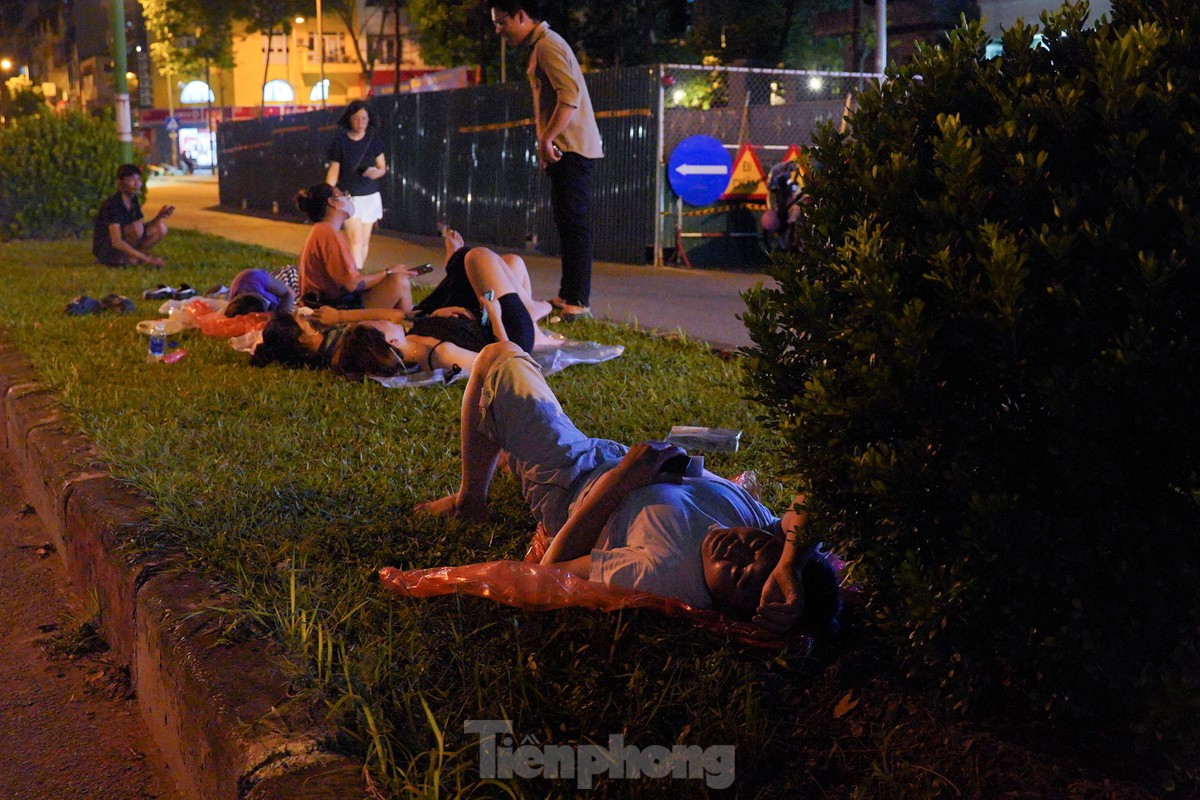 Ôm theo chăn chiếu, ngủ vỉa hè xuyên đêm giữ chỗ mua vàng-9