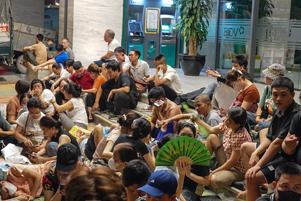 Ngân hàng bán vàng online, khách canh nhiều ngày vẫn khó mua-6