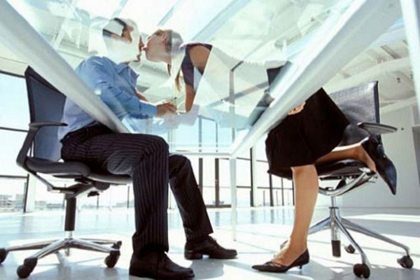 Giữa cuộc họp chị đồng nghiệp đứng dậy bắt gian”, danh tính cặp đôi vụng trộm khiến cả công ty ngỡ ngàng-1
