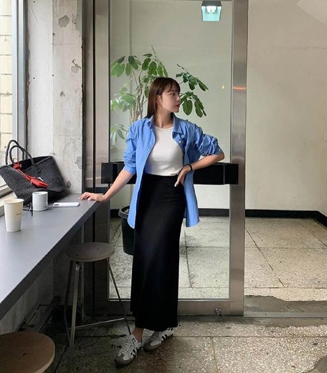 Cách mặc chân váy đen dành cho người thích phong cách tối giản-2