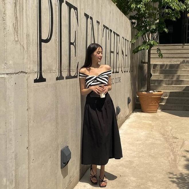 Cách mặc chân váy đen dành cho người thích phong cách tối giản-3