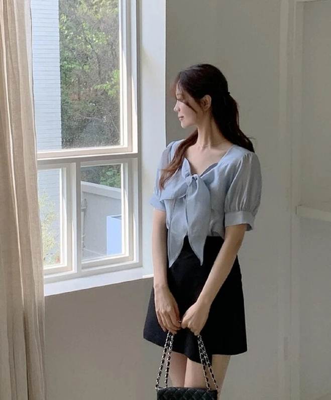 Cách mặc chân váy đen dành cho người thích phong cách tối giản-5