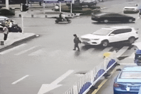 Người dân ôm phao giải cứu tài xế kẹt trong ô tô mất lái rơi xuống sông chảy xiết-1