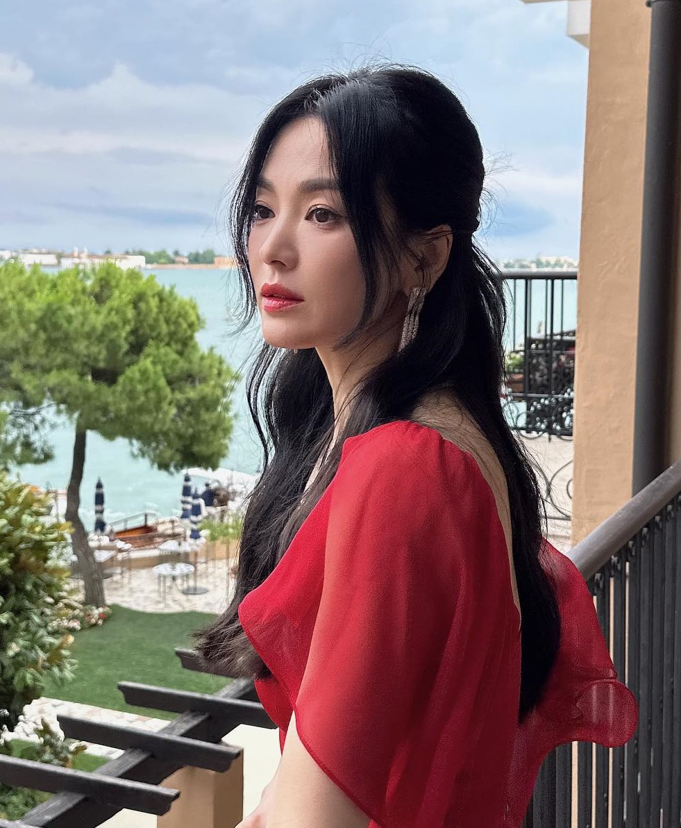 Tham khảo Song Hye Kyo 4 cách buộc tóc sang trọng dành cho phụ nữ trên 40 tuổi-1