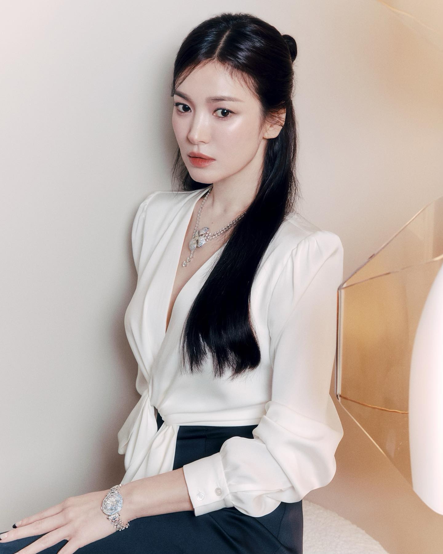 Tham khảo Song Hye Kyo 4 cách buộc tóc sang trọng dành cho phụ nữ trên 40 tuổi-2