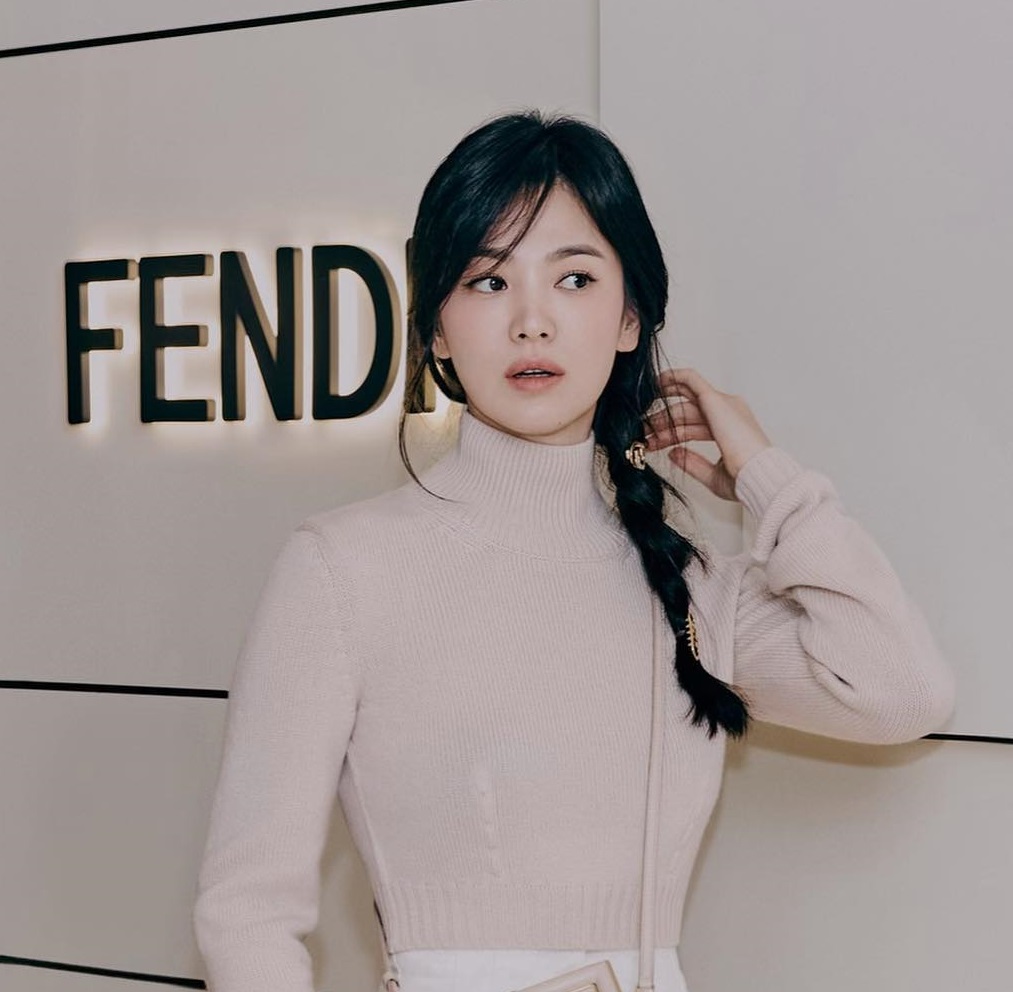 Tham khảo Song Hye Kyo 4 cách buộc tóc sang trọng dành cho phụ nữ trên 40 tuổi-10