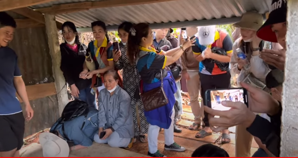 Ông Thích Minh Tuệ lặng lẽ đi nơi khác ẩn tu sau khi hàng trăm người đến làm phiền: Đám đông tìm vào tận chòi, giẫm nát cây cối-2