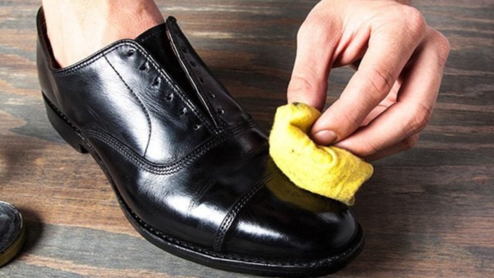 Mẹo hay đánh bóng giày da mà không cần xi đánh giày-1