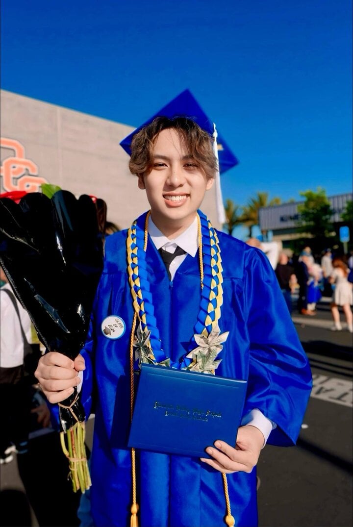 Bằng Kiều vắng mặt trong lễ tốt nghiệp của con trai, vợ cũ đầy tâm trạng-1