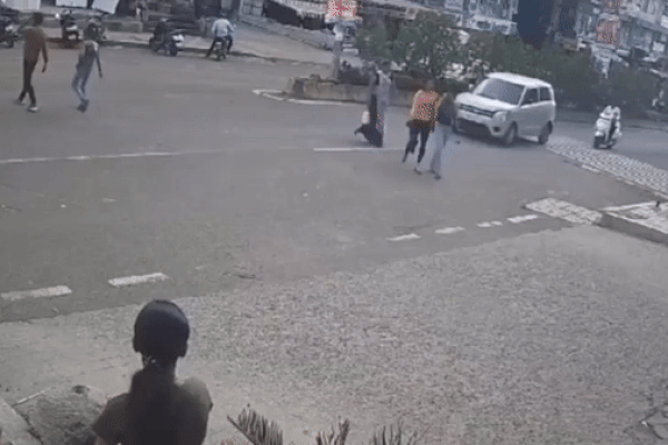 Clip: Ô tô tông người phụ nữ văng lên không trung, bay xa 3 mét