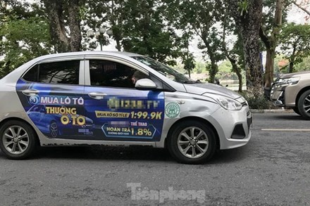 Xe taxi dán logo quảng cáo web cờ bạc nghênh ngang diễu phố Hà Nội