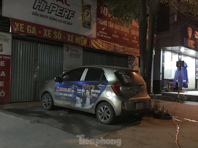 Xe taxi dán logo quảng cáo web cờ bạc nghênh ngang diễu phố Hà Nội-10