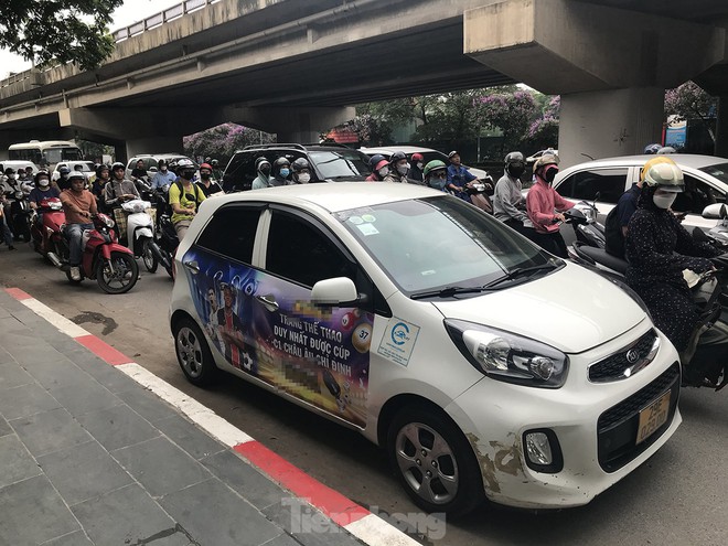 Xe taxi dán logo quảng cáo web cờ bạc nghênh ngang diễu phố Hà Nội-1