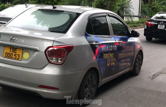 Xe taxi dán logo quảng cáo web cờ bạc nghênh ngang diễu phố Hà Nội-9