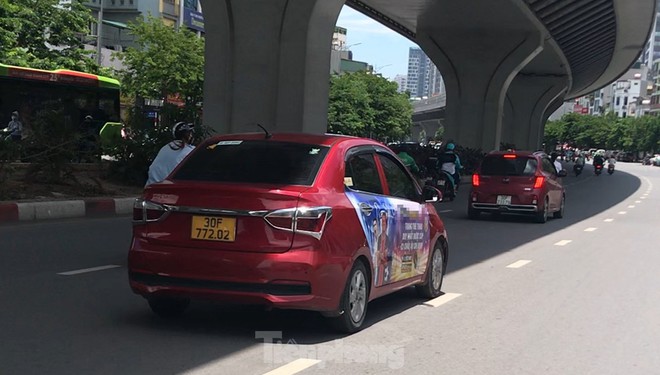 Xe taxi dán logo quảng cáo web cờ bạc nghênh ngang diễu phố Hà Nội-8