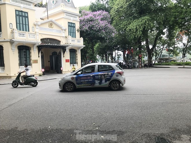 Xe taxi dán logo quảng cáo web cờ bạc nghênh ngang diễu phố Hà Nội-7