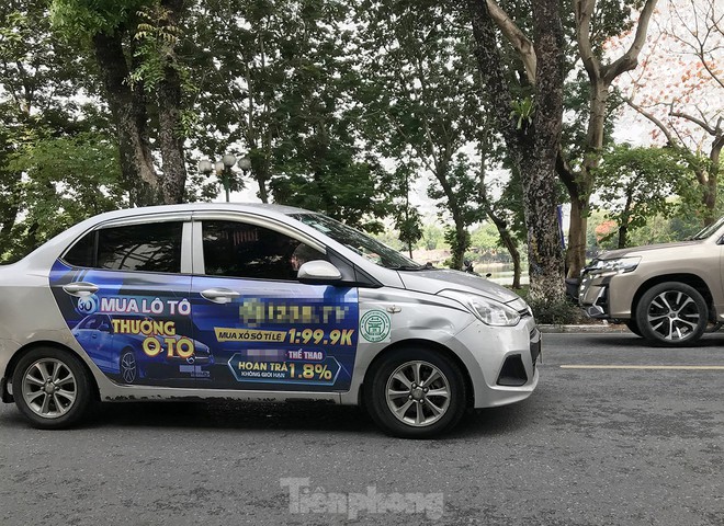 Xe taxi dán logo quảng cáo web cờ bạc nghênh ngang diễu phố Hà Nội-5