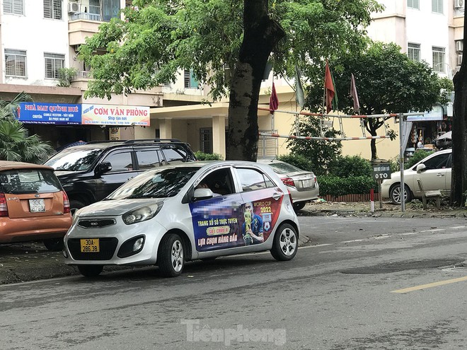 Xe taxi dán logo quảng cáo web cờ bạc nghênh ngang diễu phố Hà Nội-4