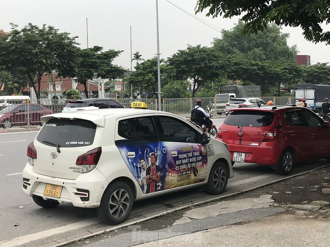 Xe taxi dán logo quảng cáo web cờ bạc nghênh ngang diễu phố Hà Nội-3