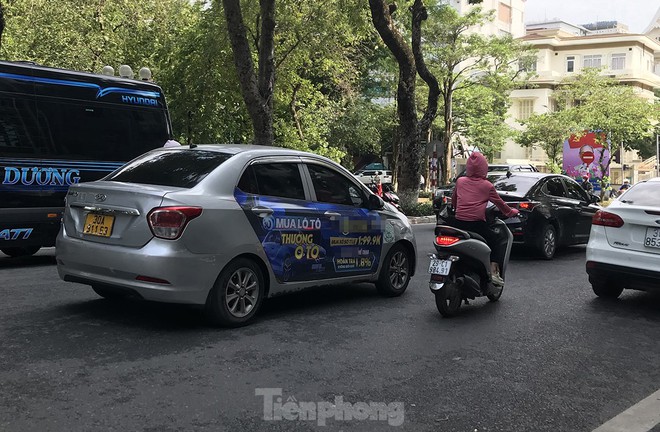 Xe taxi dán logo quảng cáo web cờ bạc nghênh ngang diễu phố Hà Nội-2