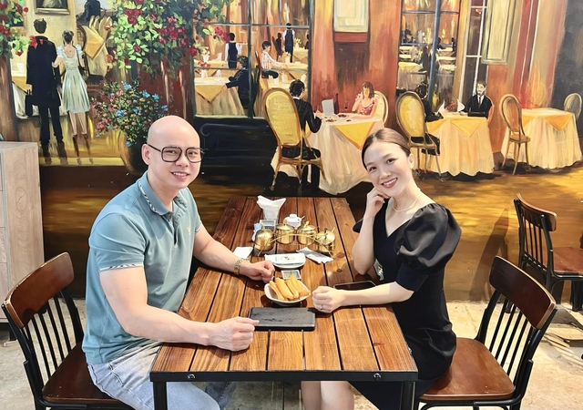 Nam ca sĩ Việt bị trọc đầu vì một căn bệnh lạ, U50 thành công, viên mãn bên vợ kém 12 tuổi-4