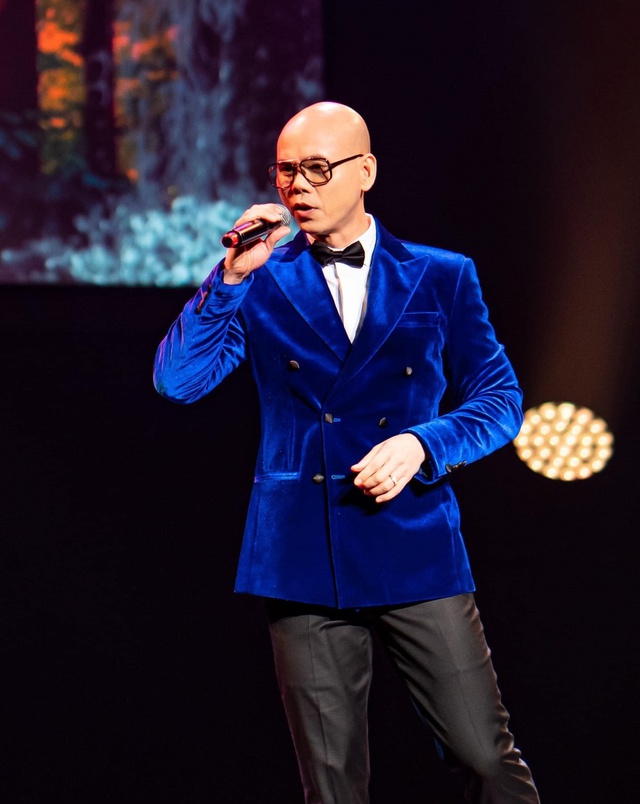 Nam ca sĩ Việt bị trọc đầu vì một căn bệnh lạ, U50 thành công, viên mãn bên vợ kém 12 tuổi-1