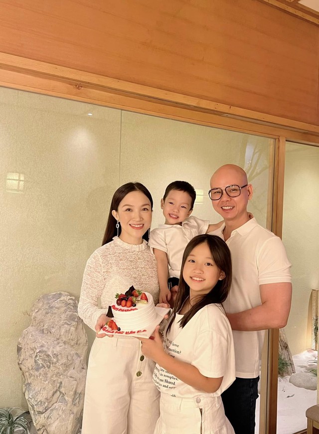 Nam ca sĩ Việt bị trọc đầu vì một căn bệnh lạ, U50 thành công, viên mãn bên vợ kém 12 tuổi-6