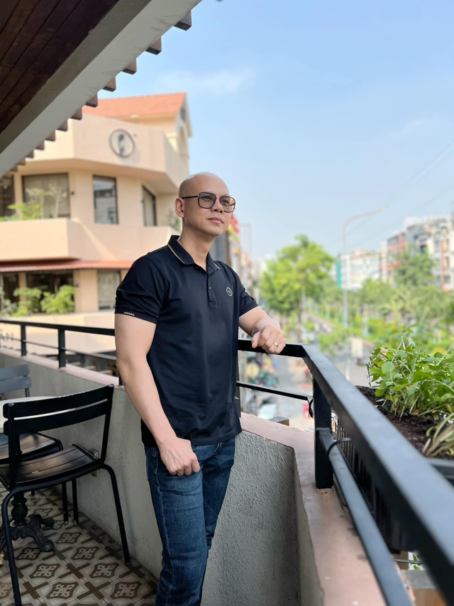Nam ca sĩ Việt bị trọc đầu vì một căn bệnh lạ, U50 thành công, viên mãn bên vợ kém 12 tuổi-3