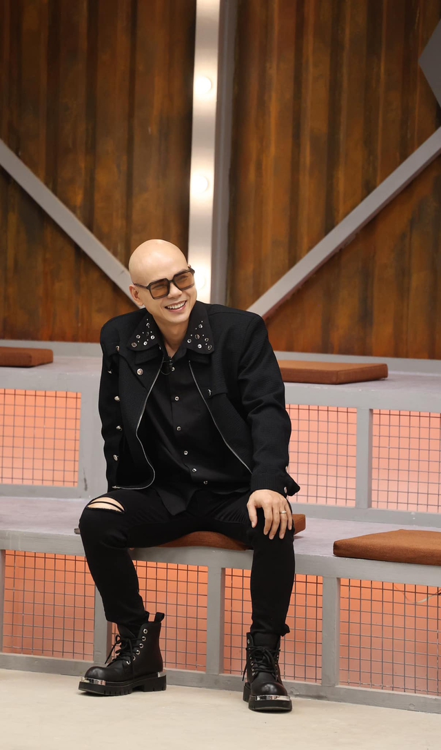 Nam ca sĩ Việt bị trọc đầu vì một căn bệnh lạ, U50 thành công, viên mãn bên vợ kém 12 tuổi-2